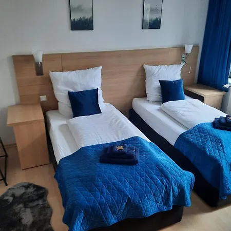 Bestvacation - Gaestehaus Mit 5 Einzel-, Doppelzimmern, 5 Baeder, 7 Betten- Kaffee- Und Teenische, Kostenlos Parken, Kueche, Aufenthaltsraum, Esstisch, Ruhig - Komplett Oder Einzeln Zu Vermieten Guest house