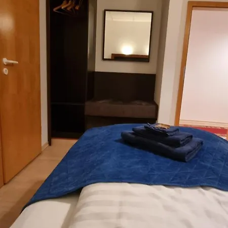 Bestvacation - Gaestehaus Mit 5 Einzel-, Doppelzimmern, 5 Baeder, 7 Betten- Kaffee- Und Teenische, Kostenlos Parken, Kueche, Aufenthaltsraum, Esstisch, Ruhig - Komplett Oder Einzeln Zu Vermieten Guest house