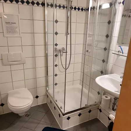 Guest house Bestvacation - Gaestehaus Mit 5 Einzel-, Doppelzimmern, 5 Baeder, 7 Betten- Kaffee- Und Teenische, Kostenlos Parken, Kueche, Aufenthaltsraum, Esstisch, Ruhig - Komplett Oder Einzeln Zu Vermieten Meine