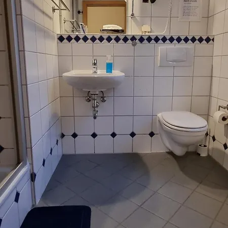 Bestvacation - Gaestehaus Mit 5 Einzel-, Doppelzimmern, 5 Baeder, 7 Betten- Kaffee- Und Teenische, Kostenlos Parken, Kueche, Aufenthaltsraum, Esstisch, Ruhig - Komplett Oder Einzeln Zu Vermieten 3* Meine