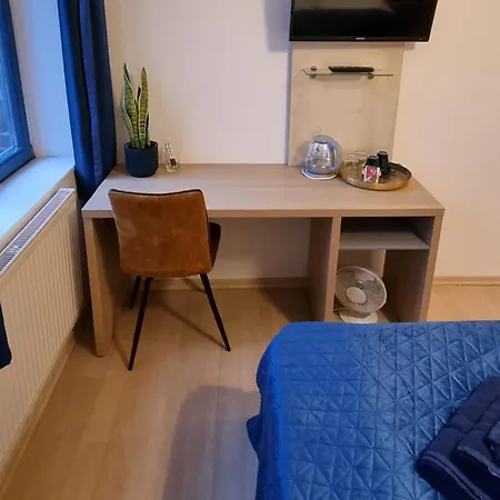 Guest house Bestvacation - Gaestehaus Mit 5 Einzel-, Doppelzimmern, 5 Baeder, 7 Betten- Kaffee- Und Teenische, Kostenlos Parken, Kueche, Aufenthaltsraum, Esstisch, Ruhig - Komplett Oder Einzeln Zu Vermieten