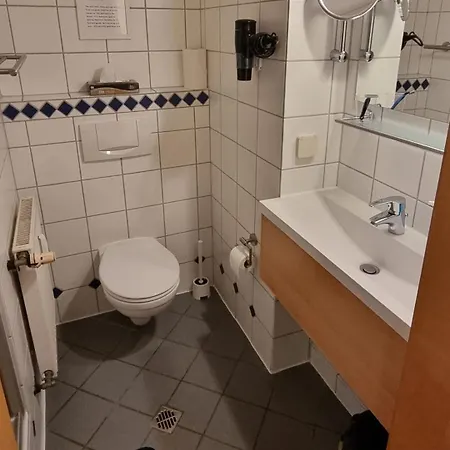 Guest house Bestvacation - Gaestehaus Mit 5 Einzel-, Doppelzimmern, 5 Baeder, 7 Betten- Kaffee- Und Teenische, Kostenlos Parken, Kueche, Aufenthaltsraum, Esstisch, Ruhig - Komplett Oder Einzeln Zu Vermieten