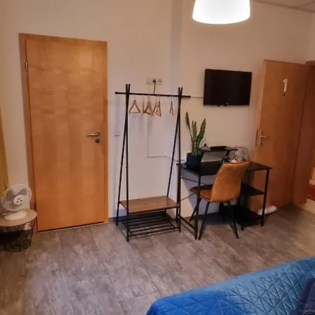 Guest house Bestvacation - Gaestehaus Mit 5 Einzel-, Doppelzimmern, 5 Baeder, 7 Betten- Kaffee- Und Teenische, Kostenlos Parken, Kueche, Aufenthaltsraum, Esstisch, Ruhig - Komplett Oder Einzeln Zu Vermieten 3*
