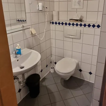 Bestvacation - Gaestehaus Mit 5 Einzel-, Doppelzimmern, 5 Baeder, 7 Betten- Kaffee- Und Teenische, Kostenlos Parken, Kueche, Aufenthaltsraum, Esstisch, Ruhig - Komplett Oder Einzeln Zu Vermieten 3*