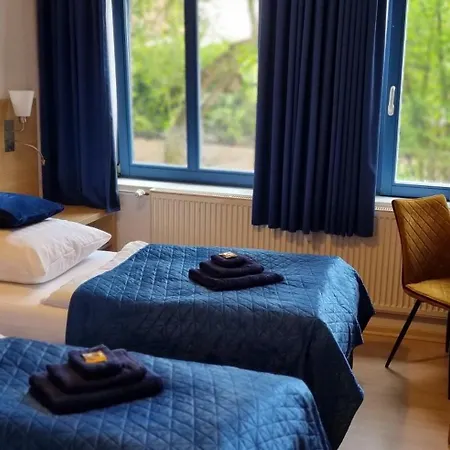 Bestvacation - Gaestehaus Mit 5 Einzel-, Doppelzimmern, 5 Baeder, 7 Betten- Kaffee- Und Teenische, Kostenlos Parken, Kueche, Aufenthaltsraum, Esstisch, Ruhig - Komplett Oder Einzeln Zu Vermieten Guest house 3*